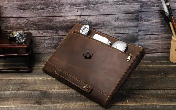 Personalisierbare MacBook-Hülle 13" und 14" aus Leder — Voyageur TRAVERSÉE – 11/15