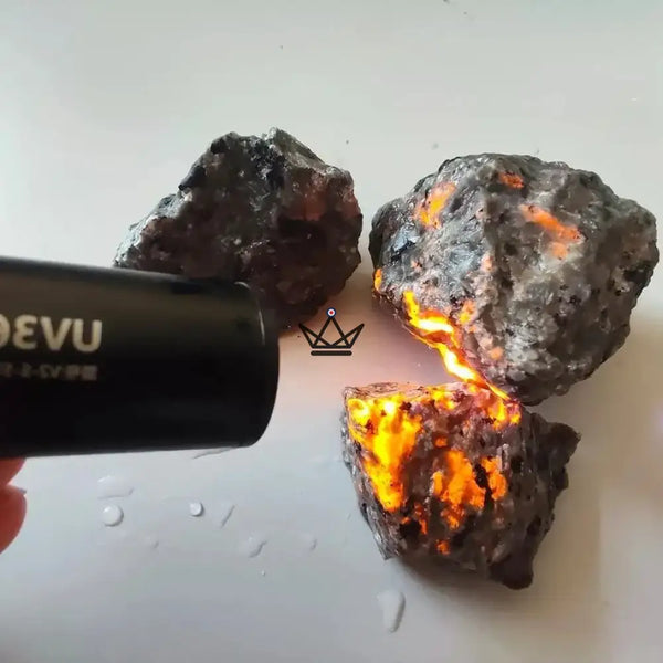Yooperlite brute fluorescente, pierre qui s'illumine sous UV — LUCIOLE – 3/8