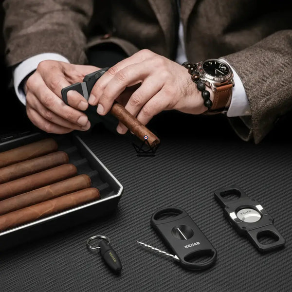 Coffret voyage cigare New Origin — mini-humidor portable, hygromètre & 5 accessoires intégrés – 10/16