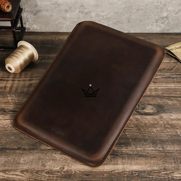 Customizable leather Macbook sleeve 13"-14" - Voyageur SKIN