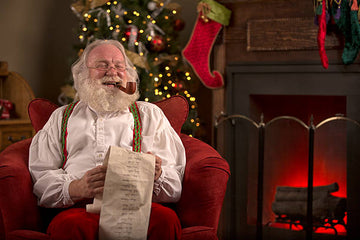 Un Père Noël Inattendu : L'Origine Surprenante de la Pipe et du Cigare au Fil des Siècles