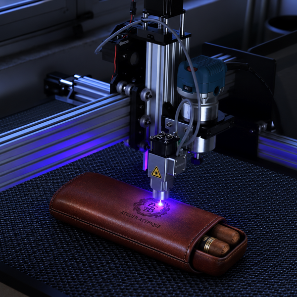 Leder-Personalisierung – Lasergravur von Logo oder Text (Kollektion Individualisierbarer Voyageur)