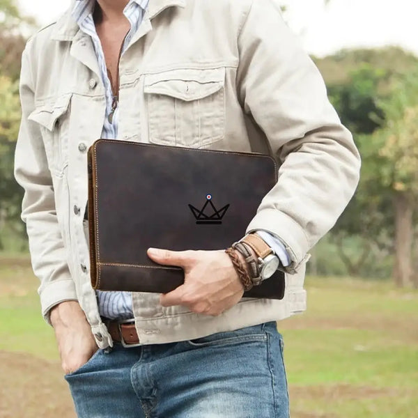 Housse Macbook en Cuir Personnalisable 13" - Voyageur RELIURE