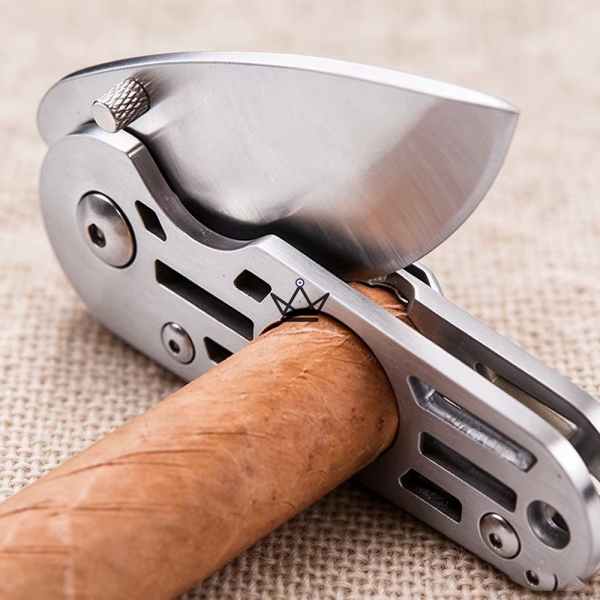 Coupe-cigare SWORD — Lame Rotative Demi-Lune, Acier Inox Brossé | Écrin Collection Inclus – 3/7