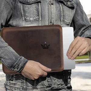 Housse Macbook en cuir personnalisable 13"-14" - Voyageur SKIN - ["Housse PC","Housse PC personnalisable","maj-filtre"] - housse PC personnalisable - Cadeau, Noël, Anniversaire, Original, Fête des pères, fête des mères - Atelier Atypique