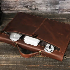 Housse Macbook en Cuir Personnalisable 13"-16" - Voyageur CODEX - ["Housse PC","Housse PC personnalisable","maj-filtre"] - housse PC personnalisable - Cadeau, Noël, Anniversaire, Original, Fête des pères, fête des mères - Atelier Atypique