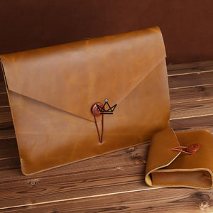 Housse en cuir pour MacBook - TOCKY - ["Housse PC"] - Housse Macbook - Cadeau, Noël, Anniversaire, Original, Fête des pères, fête des mères - Atelier Atypique
